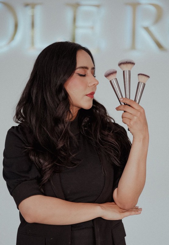 Nicole con brochas de maquillaje