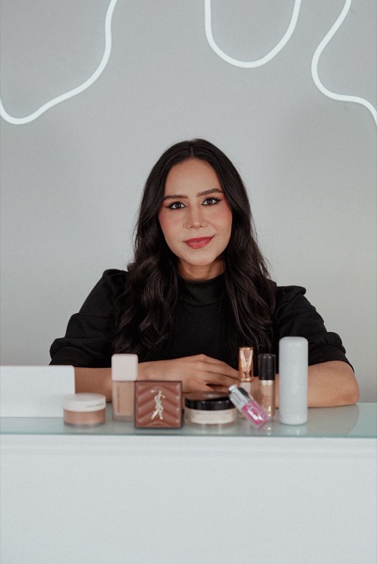 Nicole en el tocador con productos de alta gama