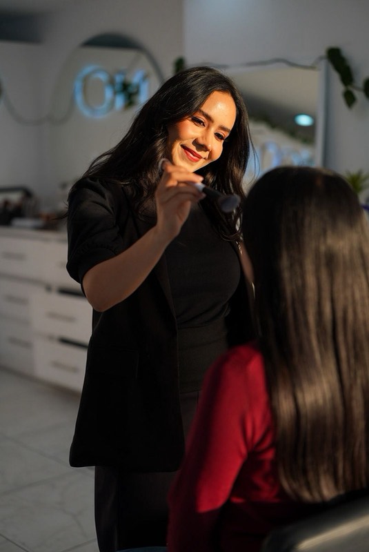 Nicole maquillando a una clienta