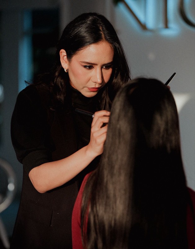 Nicole trabajando con una clienta